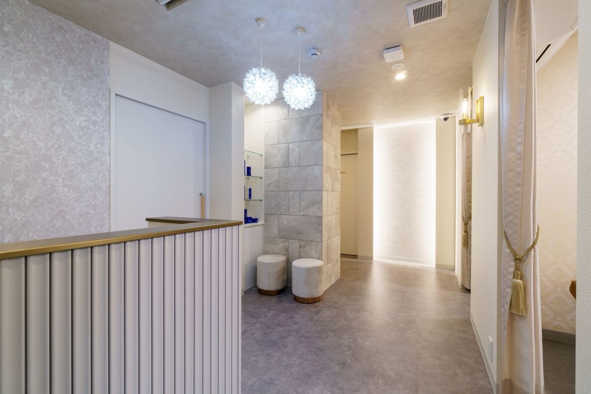 南條ビューティークリニック外観 — 白を基調とした清潔感のある2階建ての建物